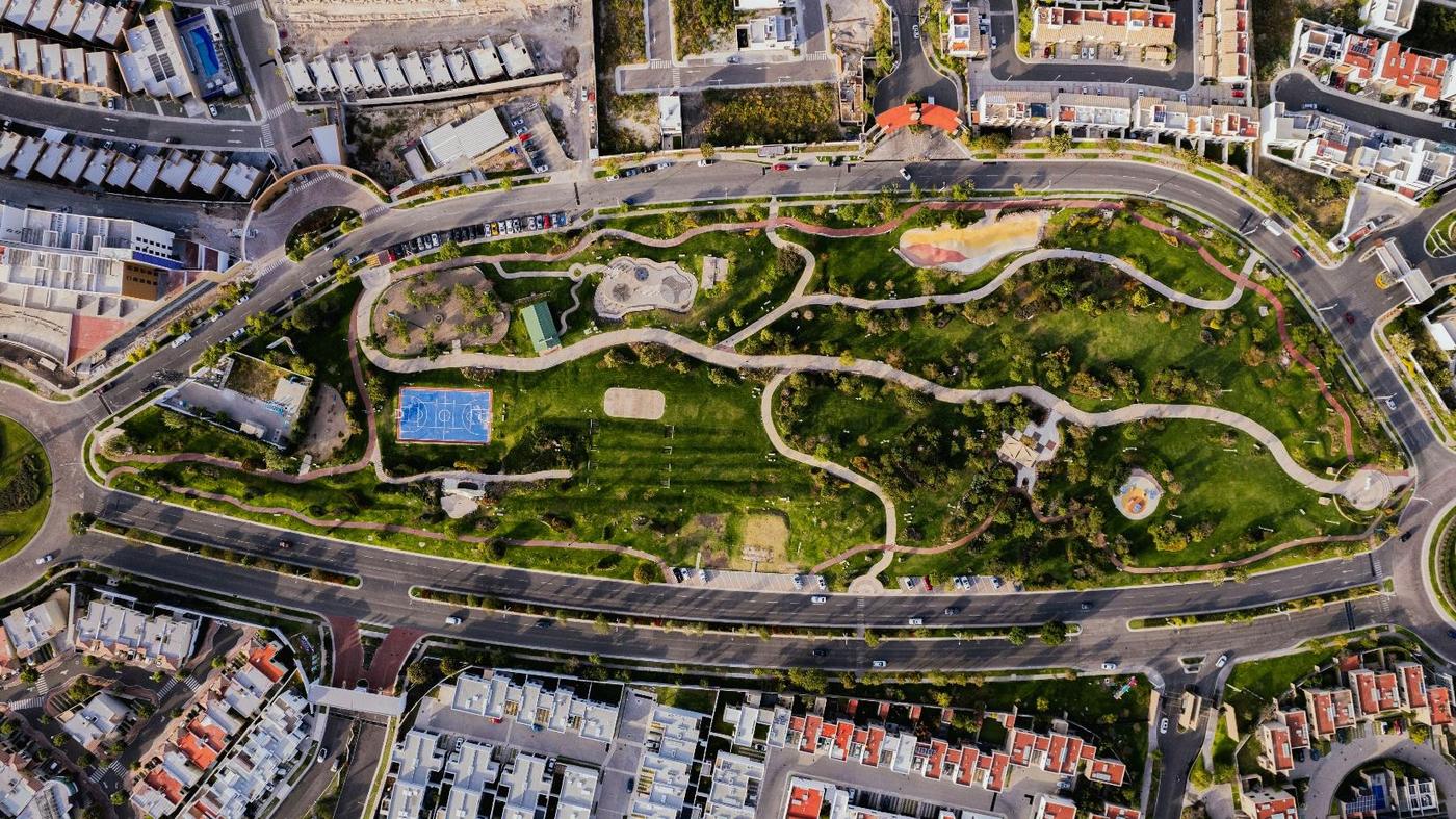 Vista aérea diurna de un parque y amenidades dentro de Zibatá