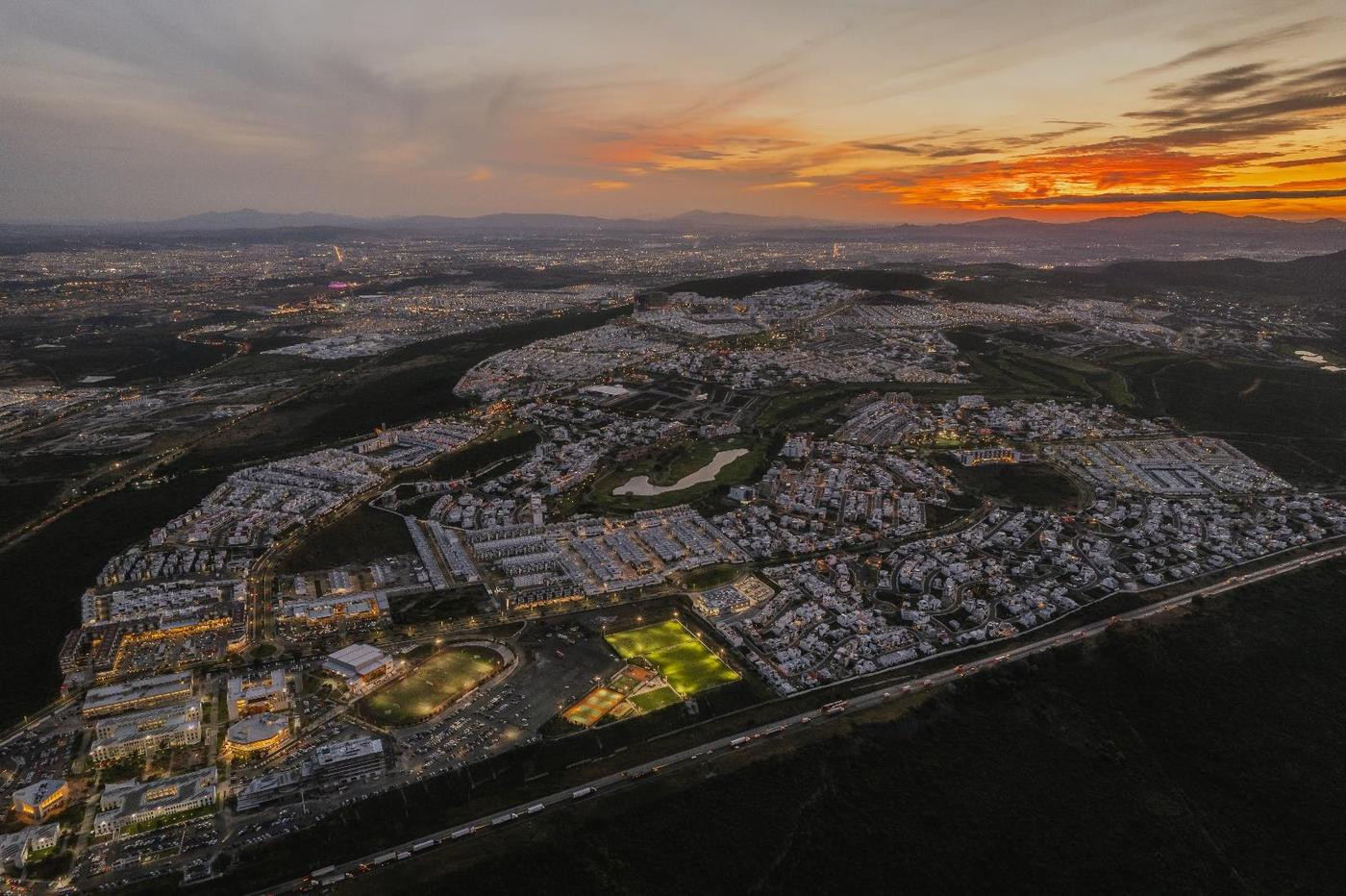 Vista aérea de Zibatá y el campo de golf de Town Center al atardecer