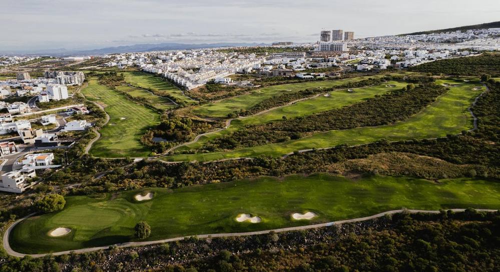 Vista aérea diurna del campo de golf Zibatá Golf